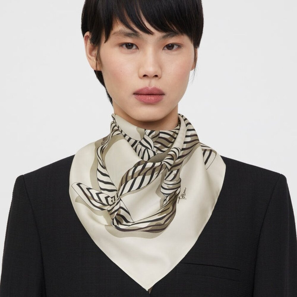 TOTEME ! 100% Silk Scarf , knotted Monogram (57X57CM) - Picture 1 of 11